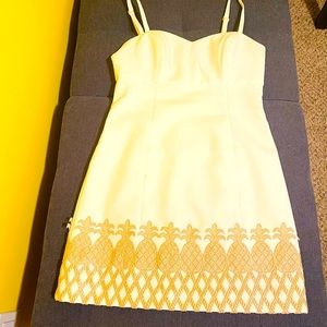 Lilly pulitzer pineapple dress in resort white.